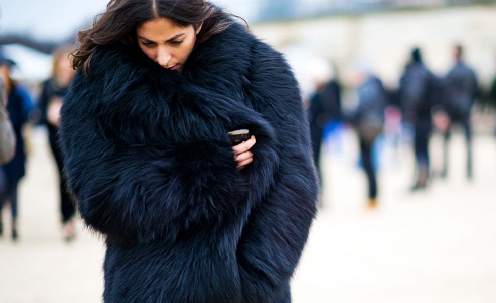 Frau mit einem Fake-Fur-Mantel