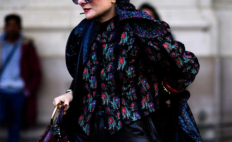 Ein Model mit einer Statement-Jacke