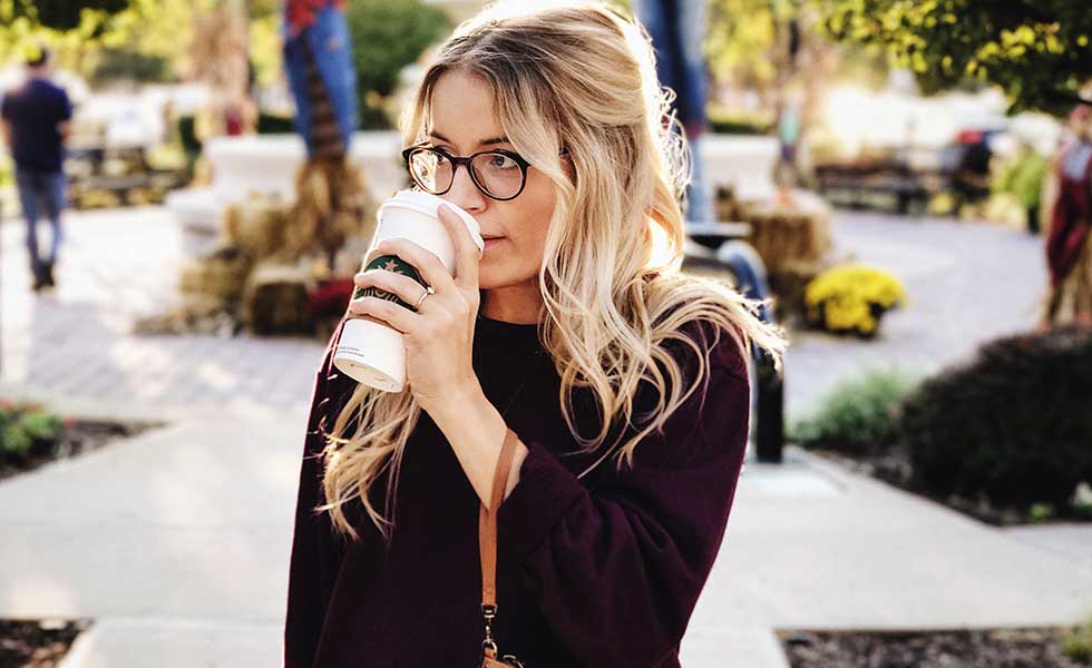 Blonde Frau trinkt Kaffee