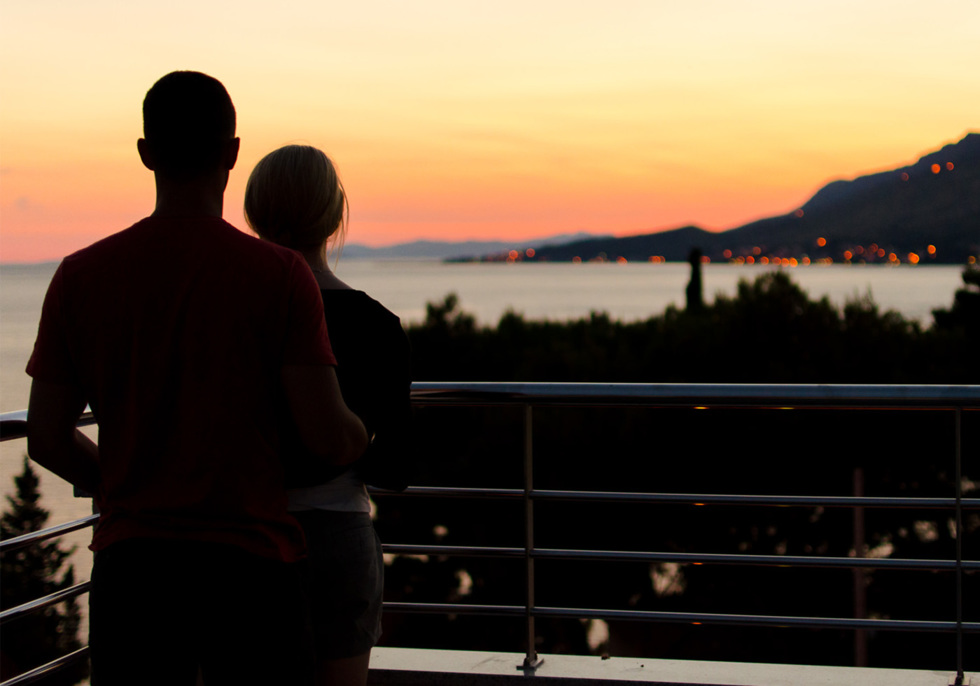 Ein Paar beim Sonnenuntergang