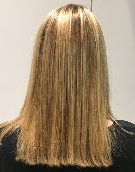 Nach der Smartbond-Anwendung glänzen die Haare und wirken gesund.