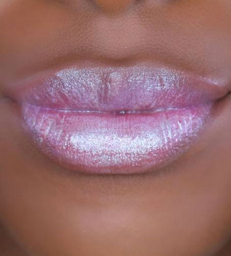 Es gibt einen Lippenstift von Too Faced in der Farbe "Unicorn Tears".