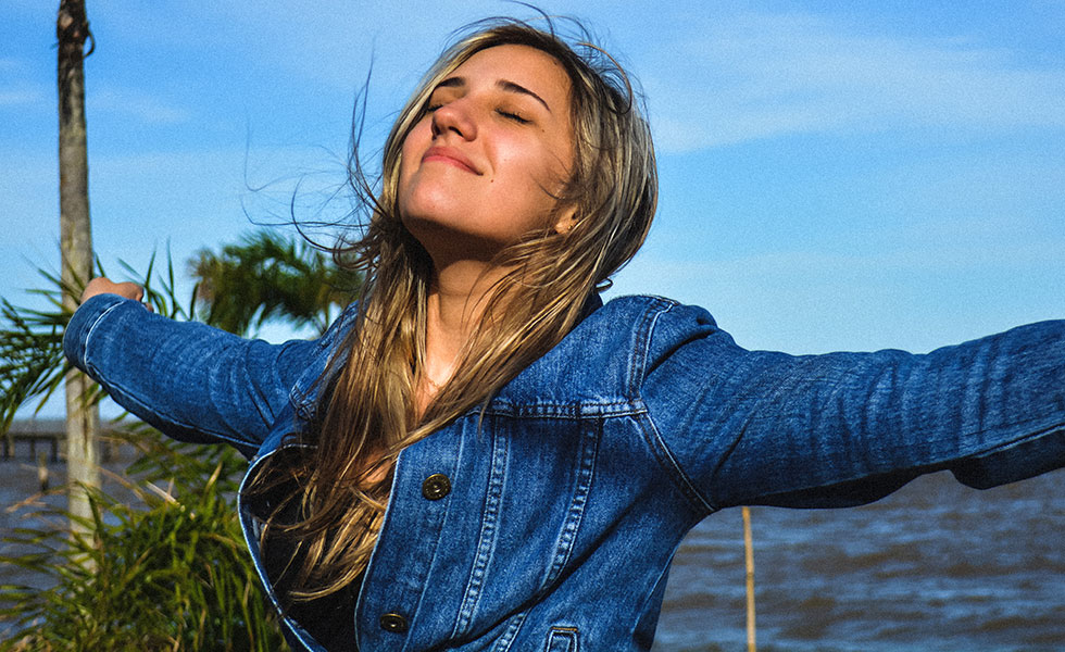 Eine blonde Frau in Jeansjacke