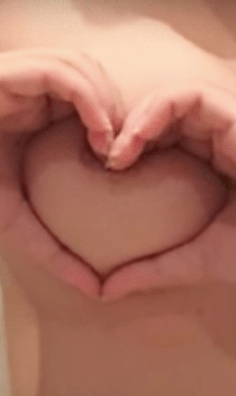 Crazy Internettrend. Die heart-shaped Boob Challenge erobert das Netz.