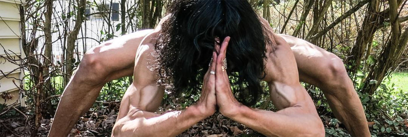 Diese Männer machen Yoga. Nackt.