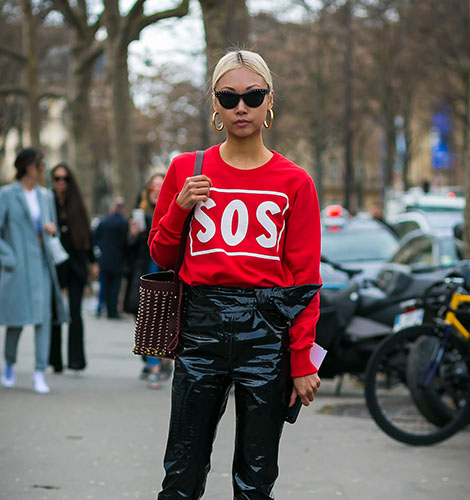 Vanessa Hong mit rotem Pullover und schwarzer Hose.