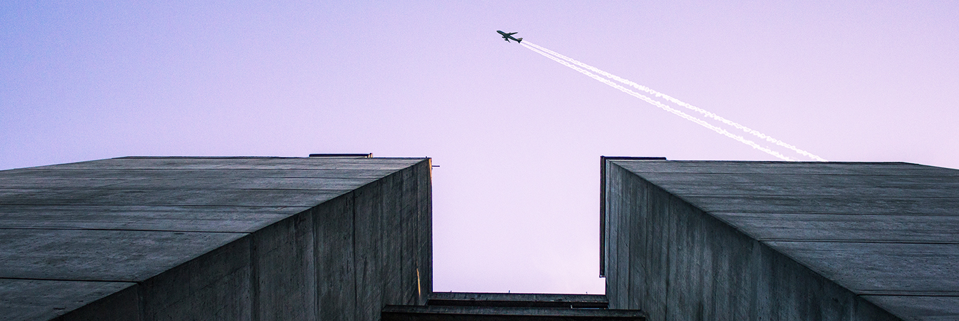 Ein Flugzeug musste eine Notlandung machen, weil eine Frau erfahren hat, dass ihr Mann sie betrogen hat.