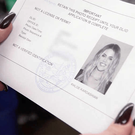 Khloe Kardashian holt sich ihren eigenen Beleuchter für ihre Führerscheinfotos