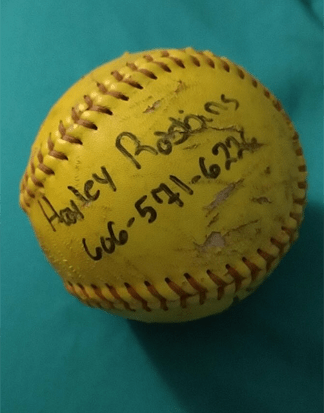 Mädchen wirft Softball mit ihrer Nummer ins Meer. 6 Jahre später erhält sie eine Antwort