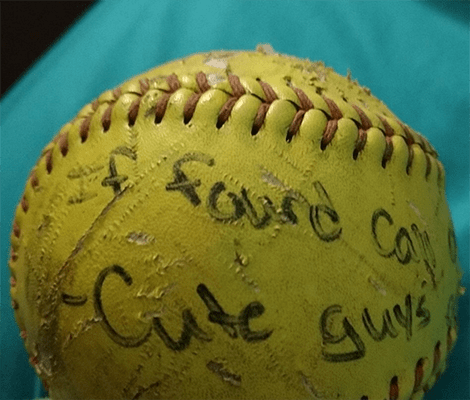 Mädchen wirft Softball mit ihrer Nummer ins Meer. 6 Jahre später erhält sie eine Antwort