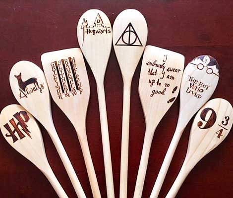 An alle kochlustigen „Harry Potter“-Fans: Jetzt könnt ihr mit HP-Kochlöffeln kochen