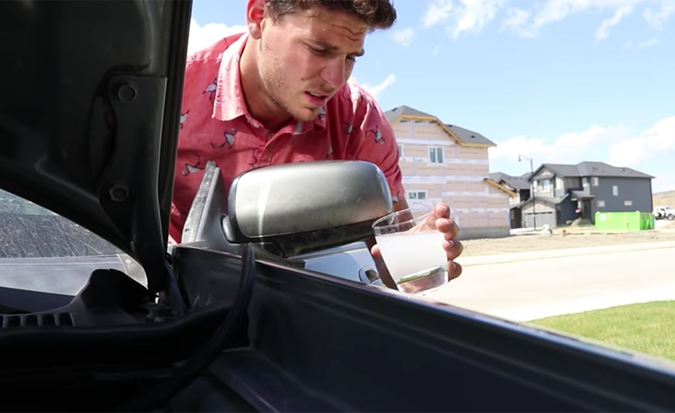 Drink & Drive: Dieser Typ motzt seine Scheibenwischer auf, damit er während der Fahrt trinken kann