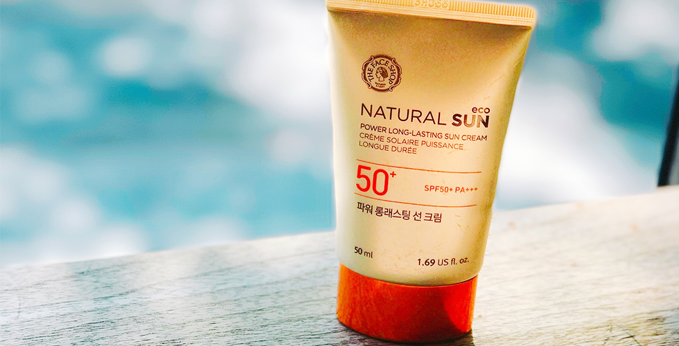 Dieses kleine Symbol auf der Sonnencreme ist so wichtig– und wir